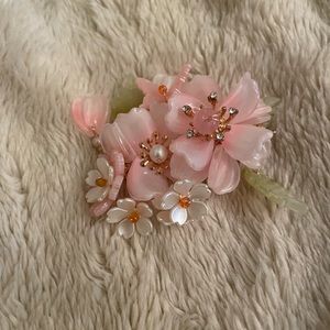 Beautiful intricate pink hair clip, no detail is spared, great for summer wear!